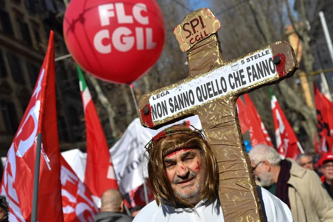 Protesti so minuli mirno, sindikati pa so udeležbo omogočili ljudem iz vse države s pomočjo 12 posebnih vlakov, 1300 avtobusov ter nizkocenovnih letov. FOTO: Andreas Solaro/Afp