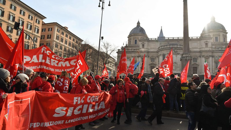 Fotografija: Italijanski sindikati vlado obtožujejo, da jih je prezrla. FOTO: Andreas Solaro/Afp