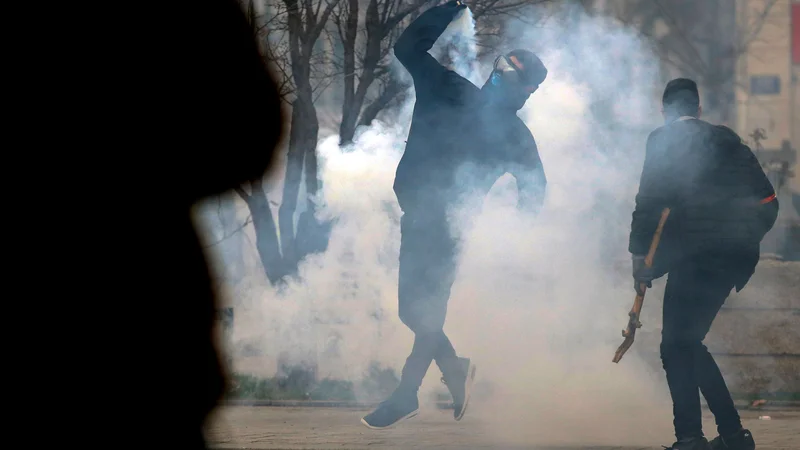 Fotografija: Francoska policija je granate s solzivcem uporabila v bližini narodne skupščine, kjer so protestniki poskušali odstraniti varnostno ograjo ter so na policijo metali predmete. FOTO: Alex Martin/Afp
