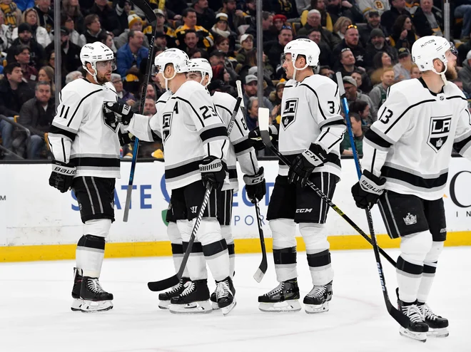 Anže Kopitar in soigralci so se veselili točke, ne pa tudi zmage. FOTO: Brian Fluharty/Reuters