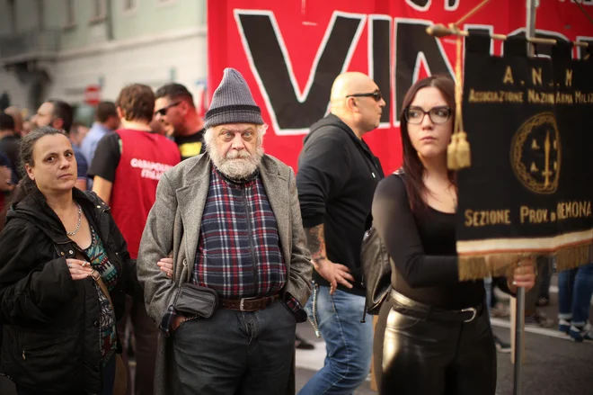 Shod skrajnega desničarskega gibanja CasaPound na tržaških ulicah novembra lani. FOTO: Jure Eržen/Delo