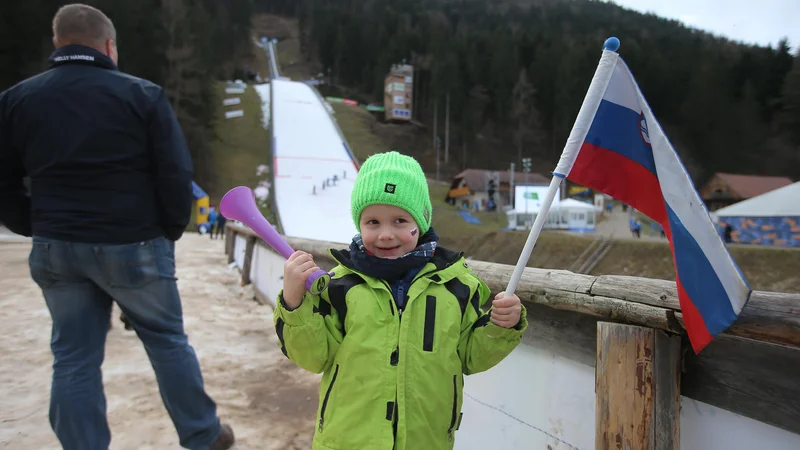 Fotografija: Navijači so se začeli zbirati že dopoldne. FOTO: Jože Suhadolnik/Delo