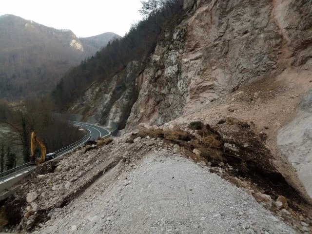 Podor na cesti Trbovlje-Zagorje: FOTO: DRSI