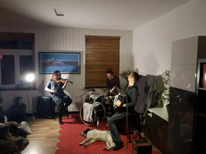 Sproščeno vzdušje in instantni prijatelji. Arhiv Kavč festivala