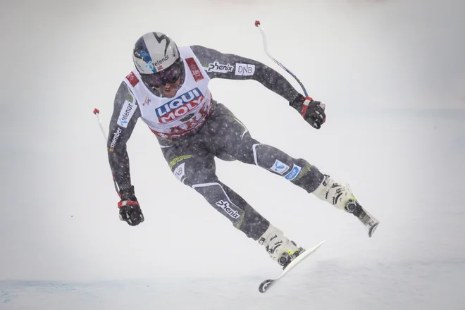 Aksel Lund Svindal je kariero končal zaradi bolečin v kolenu. Pred polno areno norveških navijačev se je poslovil s srebrom v smuku. FOTO: AFP