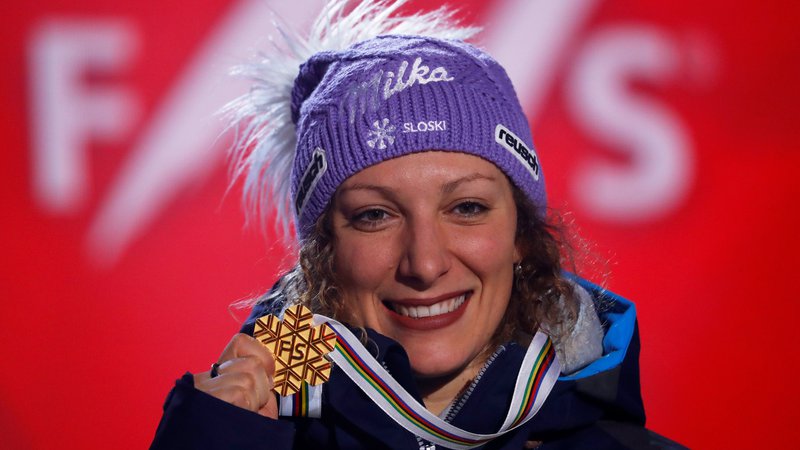 Fotografija: Ilka Štuhec je po St. Moritzu 2017 še drugič prejela zlato snežinko za zmago v smuku. FOTO: Leonhard Foeger/Reuters