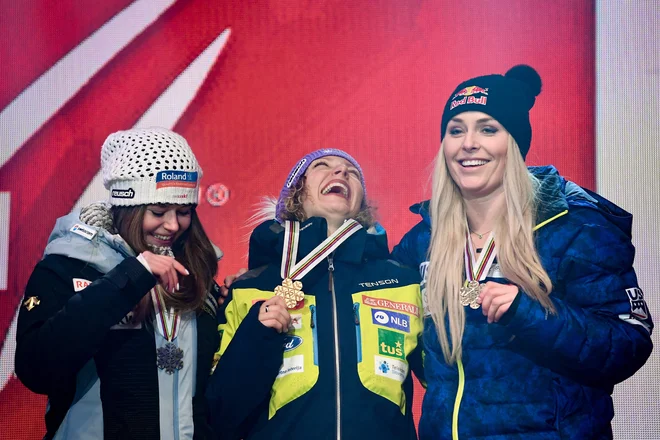 Corinne Suter (levo) in Ilka Štuhec sta v tekmovalni pokoj pospremili bronasto Lindsey Vonn (desno). FOTO: Jonathan Nackstrand/AFP