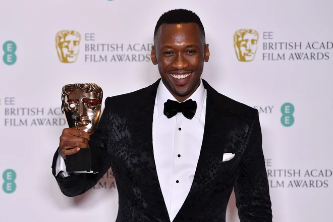 Prestižno nagrado za najboljšega igralca v stranski vlogi je prejel Mahershala Ali. FOTO: Ben Stansall/Afp