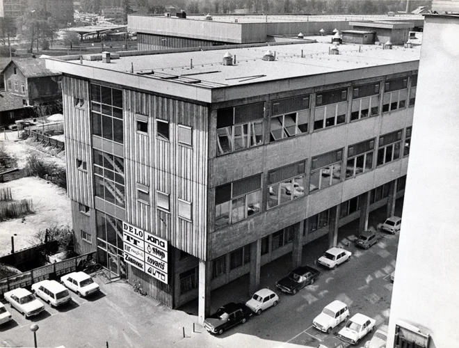 Delov dom tiska na Likozarjevi ulici za Bežigradom v Ljubljani je leta 1964 začelo graditi podjetje Tehnika.<br />
Fotodokumentacija Dela