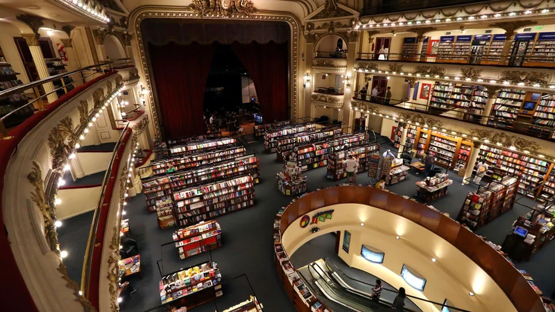 Fotografija: Kraljica južnoameriških knjigarn El Ateneo na buenosaireški aveniji Santa Fe, urejena v nekdanjem gledališču Teatro Gran Splendid, velja za najlepšo v mestu Jorgeja Luisa Borgesa, Julia Cortázarja, Manuela Puiga in gosta Fabule Alberta Manguela. Foto Reuters