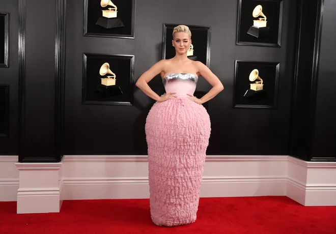 Katy Perry v balmainu je ameriški časnik<em> USA Today</em> uvrstil na seznam najslabše oblečenih, v »sladkorni peni«.<br />
Foto Reuters