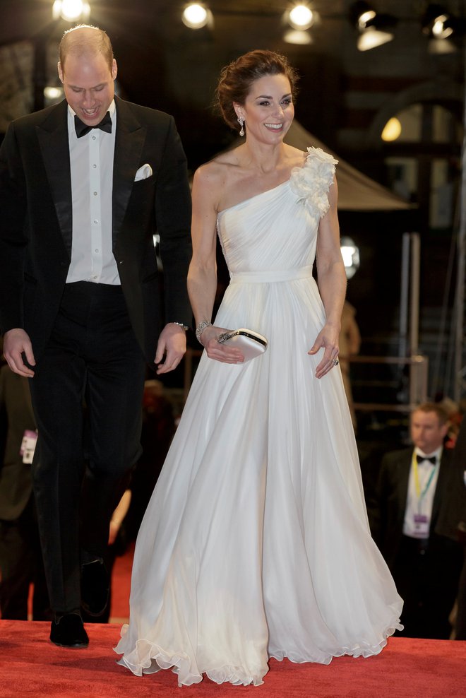 Vojvodinja cambriška (na fotografiji z možem, princem Williamom) je bila v obleki modne hiše Alexander McQueen v središču pozornosti. Foto Reuters