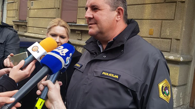 Fotografija: Robertu Mundi so policisti izrekli globo v višini 900 evrov ter 16 kazenskih točk. FOTO: Aleš Andlovič