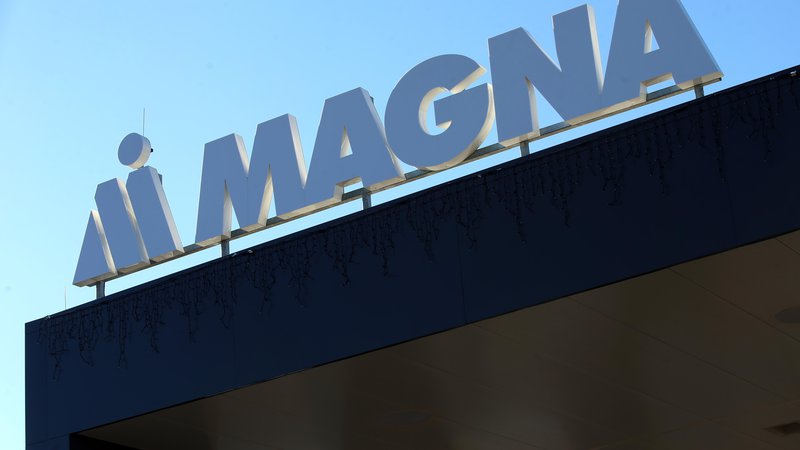 Fotografija: Magna je za ta teden načrtovala zagon testne proizvodnje v lakirnici v Hočah, vendar je začetek obratovanja tovarne negotov. FOTO: Tadej Regent