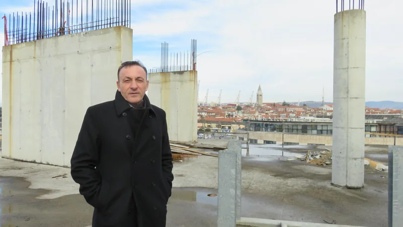 Fotografija: Ante Guberac na gradbišču Solisa, ki se razteza na 14.000 kvadratnih metrih tlorisne površine, pri vhodu v koprsko mestno središče. Foto Nataša Čepar