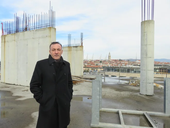 Ante Guberac na gradbišču Solisa, ki se razteza na 14.000 kvadratnih metrih tlorisne površine, pri vhodu v koprsko mestno središče. Foto Nataša Čepar