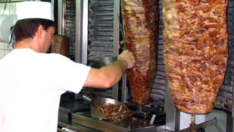 Fotografija: Kebab je bil posredovan 41 prejemnikom v Sloveniji. FOTO: Fotodokumentacija Dela