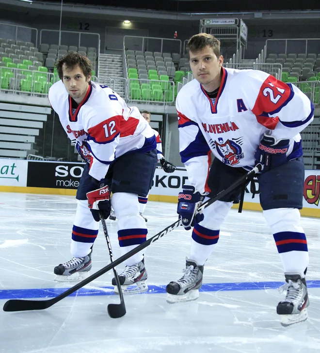 David in Marcel Rodman sta bila vrsto let skupaj med risi. Prvi je zdaj tudi med aduti jeseniških hokejistov, starejši brat Marcel pa jih vodi s klopi.<br />
FOTO Leon Vidic/Delo