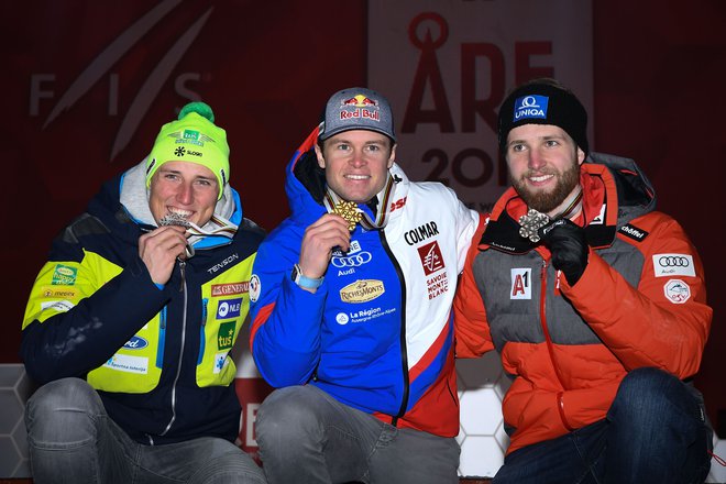 Štefan Hadalin ob še dveh slalomskih mojstrih, Alexisu Pinturaultu in Marcu Schwarzu. FOTO: Jonathan Nackstrand/AFP