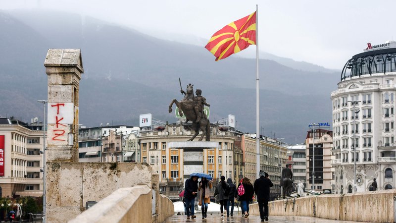 Fotografija: Slovenija želi z ratifikacijo podati »močno sporočilo podpore Severni Makedoniji,« je poudaril zunanji minister Miro Cerar.  FOTO: Robert Atanasovski/AFP