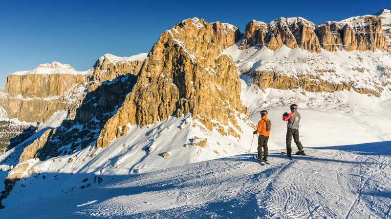 Fotografija: Na vrhu smučišča Belvedere, v ozadju masiv Selle.
Foto Shutterstock