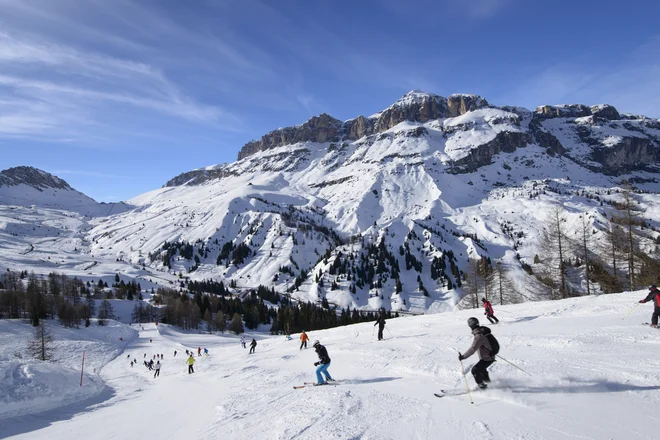 Včasih je tudi gneča, kot npr. pri spustu na Pont de Vauz pod sedlom Pordoi.<br />
Foto Shutterstock