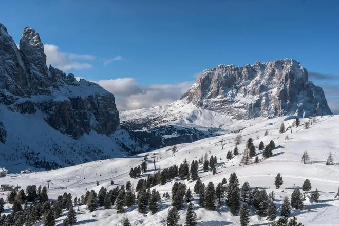 Žičnice, ki peljejo nad prelaz Gardena, v ozadju Sassolungo (Langkofel).<br />
Foto Shutterstock