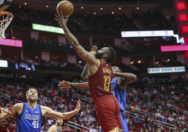 James Harden je že 30-krat zapored dosegel vsaj 30 točk. Levo Dallasov as Dirk Nowitzki. FOTO: USA Today