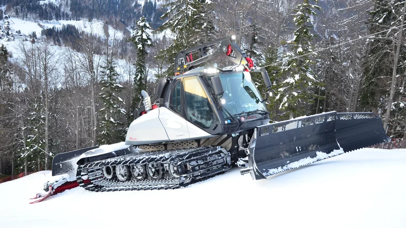 Fotografija: Prinoth leitwolf je najnovejša pridobitev Kranjske Gore za urejanje smučarskih prog. Glede na predhodnike prinaša marsikatero izboljšavo. Foto Gašper Boncelj