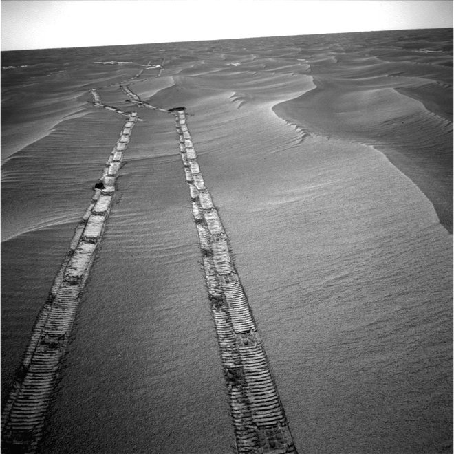 Sledi, ki jih je za seboj pustil Opportunity. FOTO: NASA/JPL-Caltech Foto Nasa/jpl-caltech