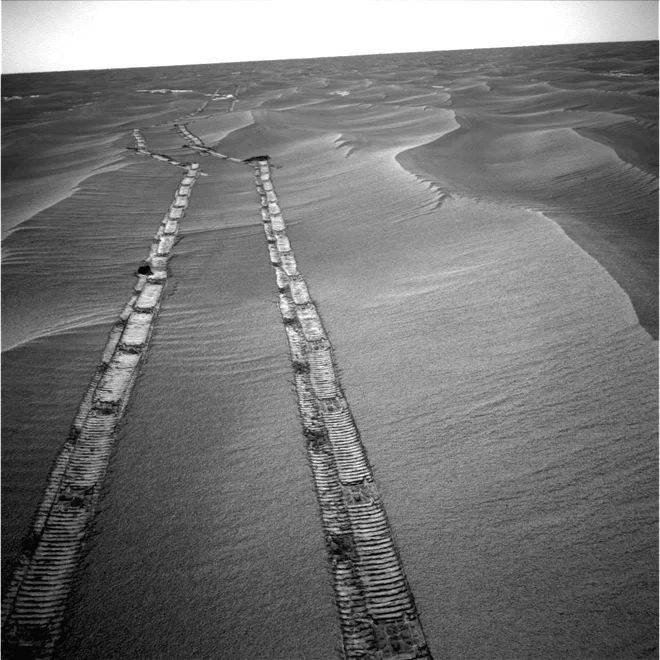 Sledi, ki jih je za seboj pustil Opportunity. FOTO: NASA/JPL-Caltech Foto Nasa/jpl-caltech