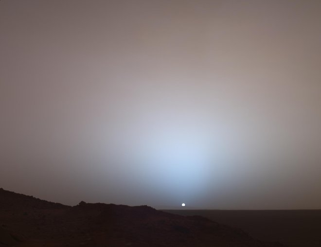 Sončni zahod, kot ga je v objektiv ujel rover Spirit. FOTO: NASA/JPL-Caltech Foto Nasa/jpl-caltech