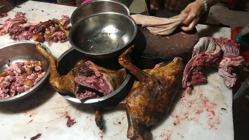 Fotografija: Kuhar v restavraciji pripravlja jed iz pasjega mesa. Foto Tyrone Siu Reuters