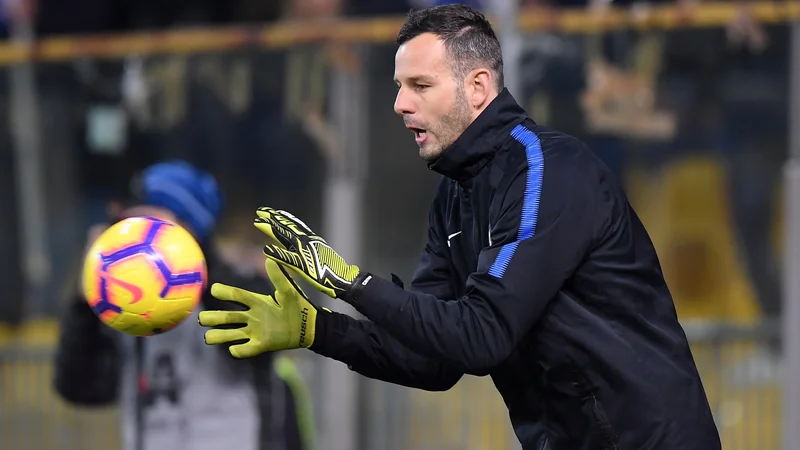 Fotografija: Samir Handanović si je nadel Interjev kapetanski trak. FOTO: Alberto Lingria/Reuters