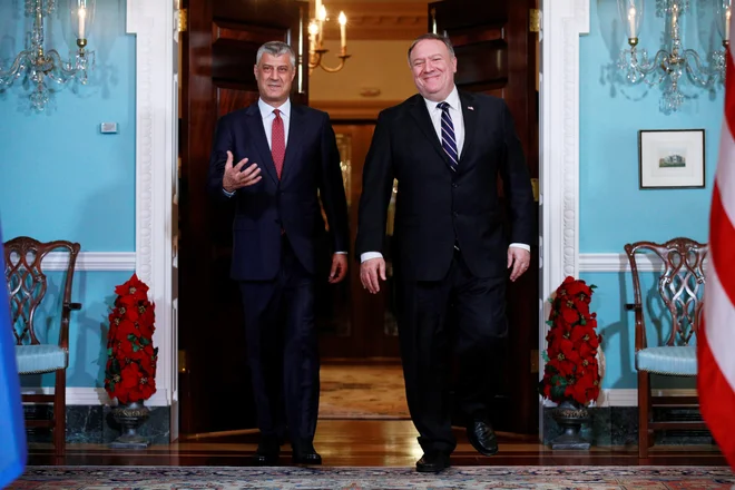 Kosovski predsednik Hashim Thaçi, ki ga je novembra lani v Washingtonu gostil ameriški državni sekretar Mike Pompeo, ne verjame, da je bila uvedba carin na uvoz srbskega blaga vredna ameriške zaušnice. FOTO: Jim Young/Reuters