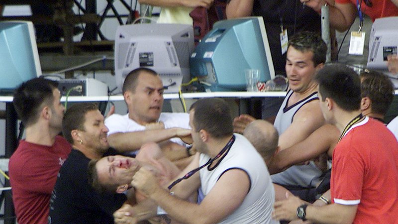Fotografija: Kako nestrpni so vaterpolski navijači, je bilo mogoče videti tudi pred 16 leti na evropskem prvenstvu v Kranju, ko so se na tribunah stepli privrženci Hrvaške in Srbije ter Črne gore. FOTO: Reuters