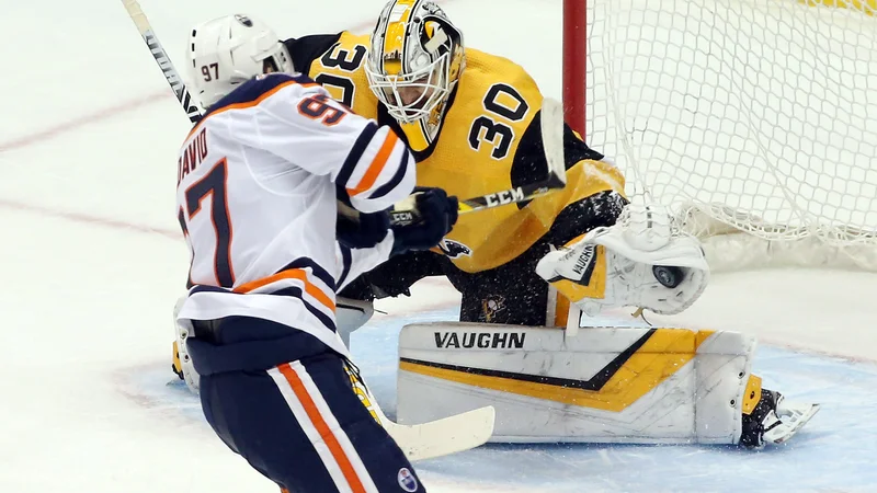 Fotografija: Takole je Matt Murray zaustavil kazenski strel Connorja McDavida. FOTO: Charles LeClaire/Reuters