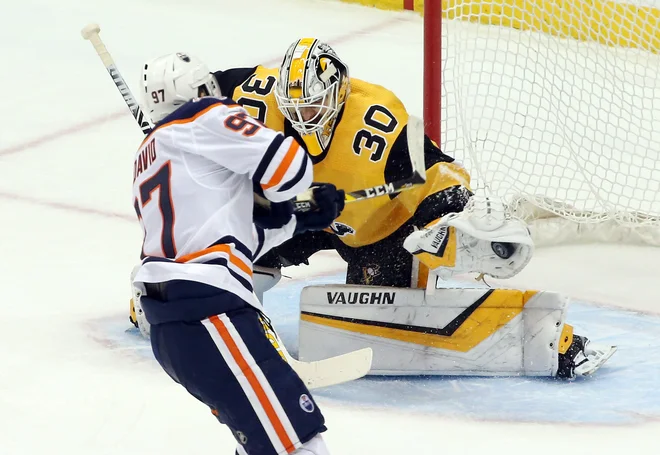Takole je Matt Murray zaustavil kazenski strel Connorja McDavida. FOTO: Charles LeClaire/Reuters