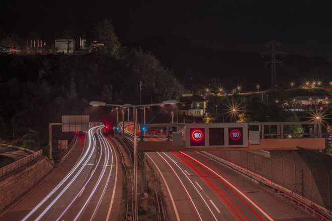 V Avstriji so na avtocestah različni primeri dovoljene hitrosti: so testni odseki z večjo hitrostjo, a kar na petini vseh se sme voziti le s 100 km/h. FOTO: Shutterstock