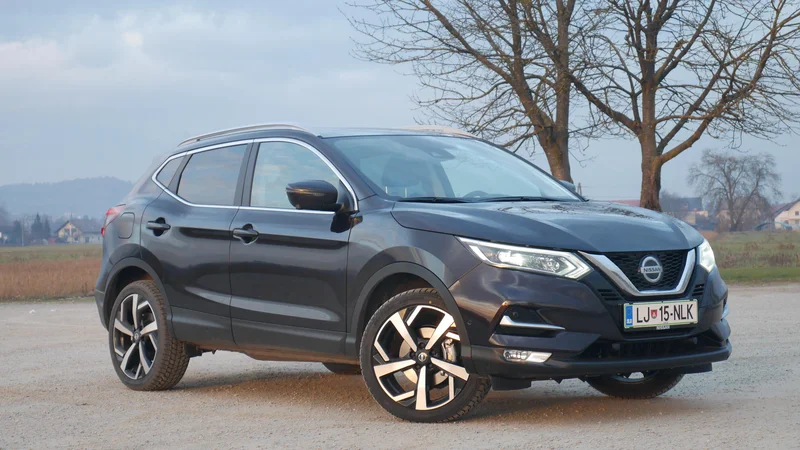 Fotografija: Nissan qashqai je letos dobil predvsem manj vidne osvežitve, kot sta nov 1,3-litrski bencinski motor in dvosklopčni samodejni menjalnik DCT. Foto Boštjan Okorn