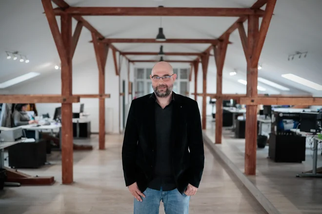 Sergej Novakovič je prepričan, da je optimalno delovno okolje zelo pomembno, zato je obnovo poslovnih prostorov v Žalcu zasnoval kar sam.