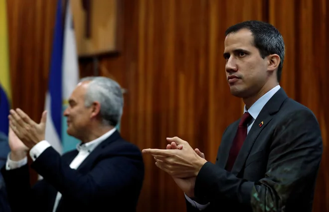 Vodja venezuelske opozicije Juan Guaidó uživa široko mednarodno podporo. FOTO: Carlos Garcia/Reuters