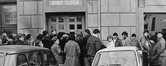 Vrsta pred kinom Sloga za film <em>Cesarstvo čutil </em>na fotografiji Delovega fotografa Miška Kranjca z začetka marca 1983. Foto arhiv Kinodvora