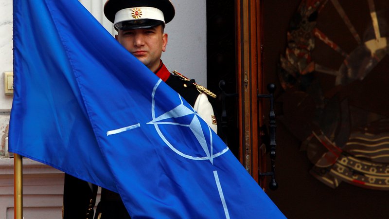 Fotografija: Pred vladnim poslopjem v Skopju so že v torek izobesili zastavo Nata. FOTO: Ognen Teofilovski/Reuters