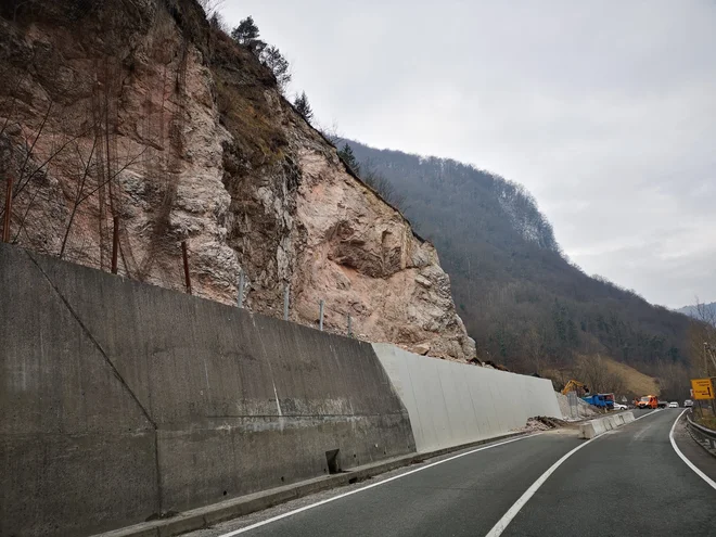 Postavili bodo varovalni nasip, ki naj bi vsaj minimalno zavaroval območje ceste. FOTO: Drsi