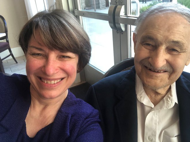 Amy z očetom Jimom Klobucharjem, 90-letnim ozdrav­ljenim alkoholikom FOTO: Twitter