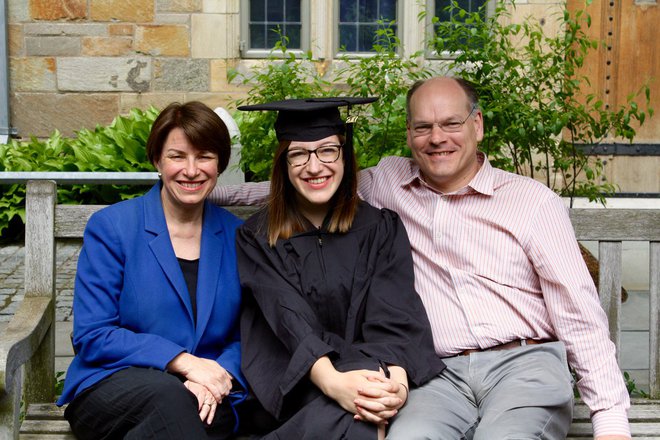Abigail Klobuchar Bessler s starši ob podelitvi diplome na univerzi Yale. FOTO: Twitter