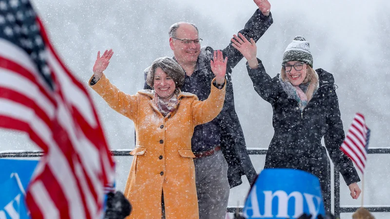 Fotografija: Senatorka slovenskega rodu Amy Klobuchar z možem Johnom Besslerjem in hčerjo Abigail po razglasitvi predsedniške kandidature. FOTO: Reuters