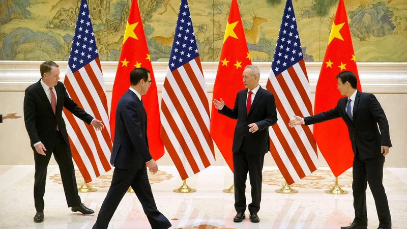 Fotografija: Ameriškega trgovinskega predstavnika Roberta Lighthizerja (levo) in ministra za finance Stevena Mnuchina (drugi z leve) je včeraj pričakal namestnik premiera Liu He. FOTO: Reuters