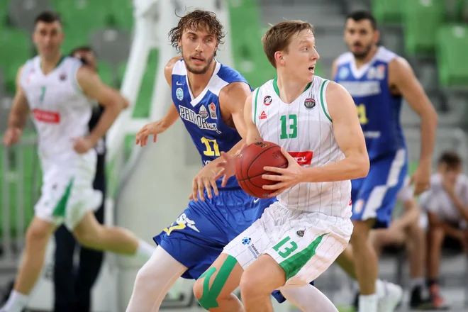 Miha Lapornik (z žogo) in Ivan Marinković (za njim) sta med ključnimi strelci Ljubljančanov in Koprčanov. FOTO: Petrol Olimpija